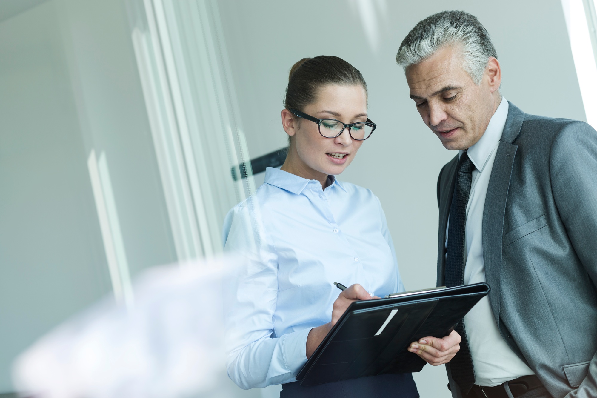Servicios 5 Manager discussing with assistant