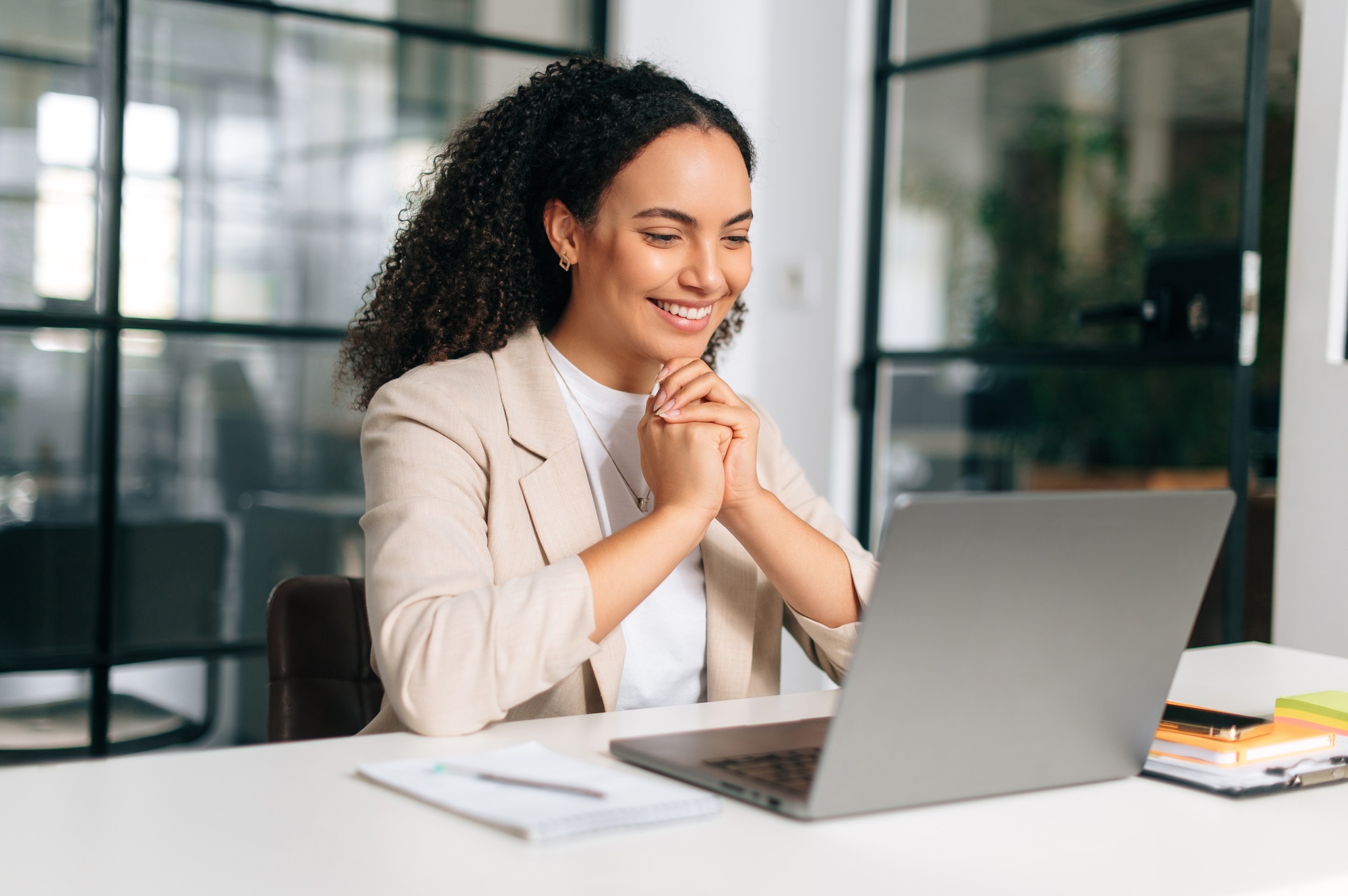 Servicios 6 Positive brazilian or hispanic curly haired business woman, company ceo, recruitment manager